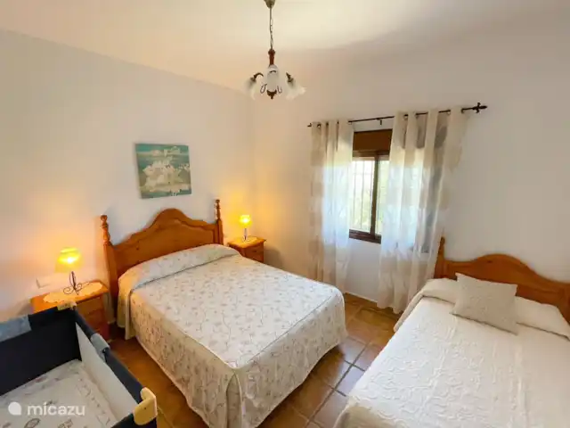 Le Mirador del Abuelo | Espagne, Costa del Sol, Comares - gîte / cottage Chambre équipée d’un lit double, d’un lit simple et d’un lit bébé.