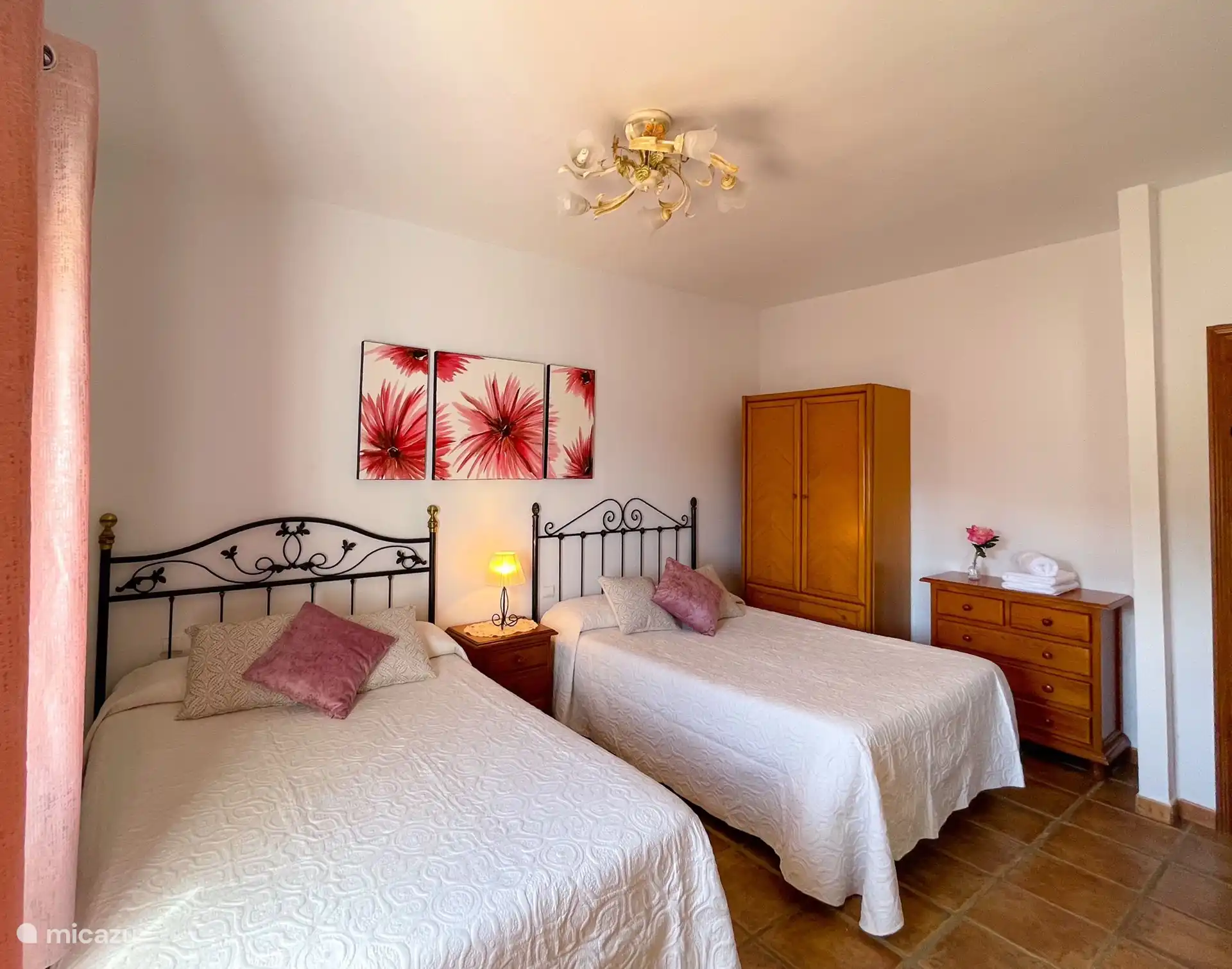 Blick auf das Vierbettzimmer vom en-suite Badezimmer.