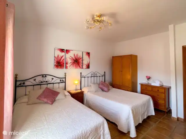 Le Mirador del Abuelo | Espagne, Costa del Sol, Comares - gîte / cottage Vue de la chambre quadruple depuis la salle de bain attenante.
