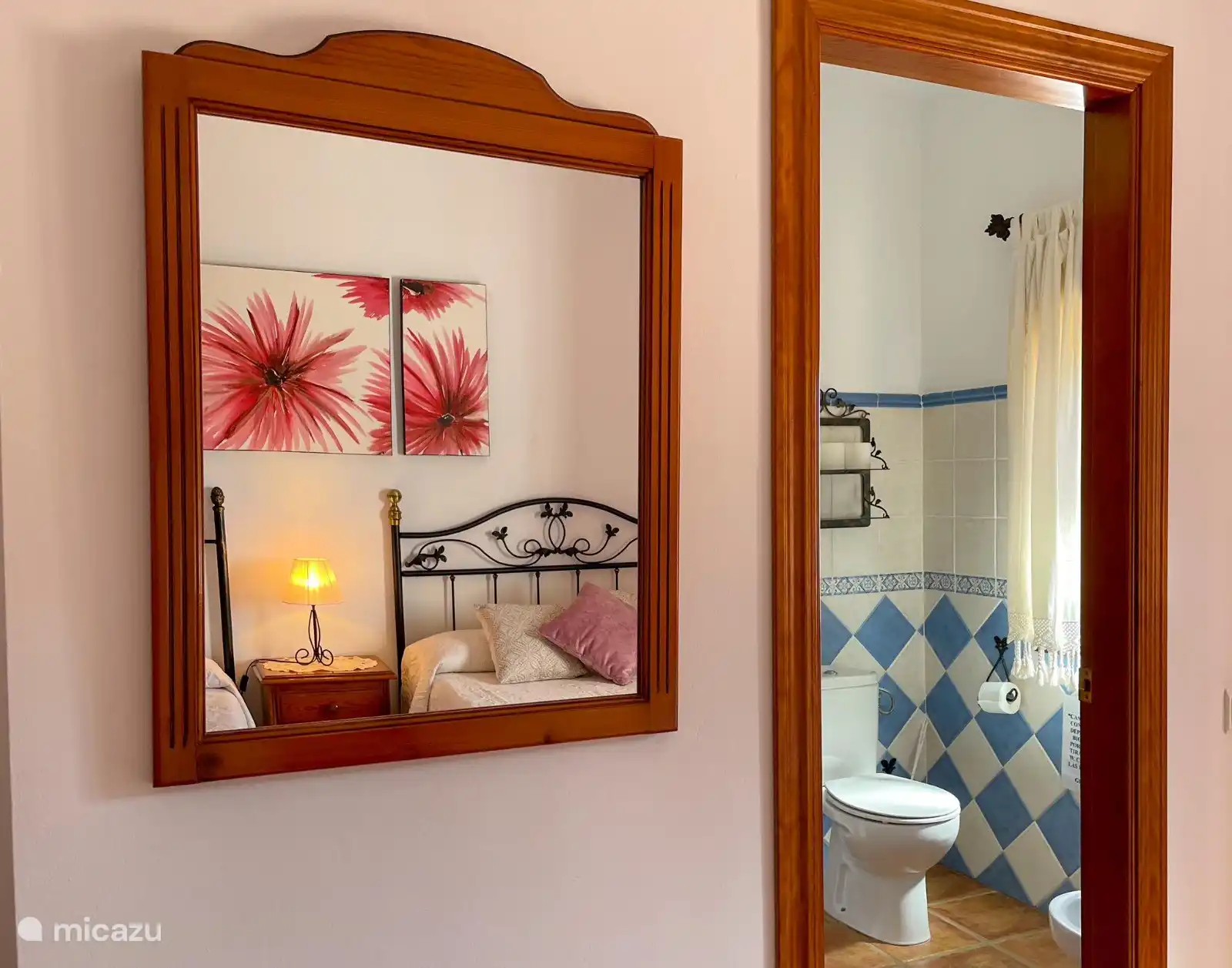 Badezimmereingang en suite.