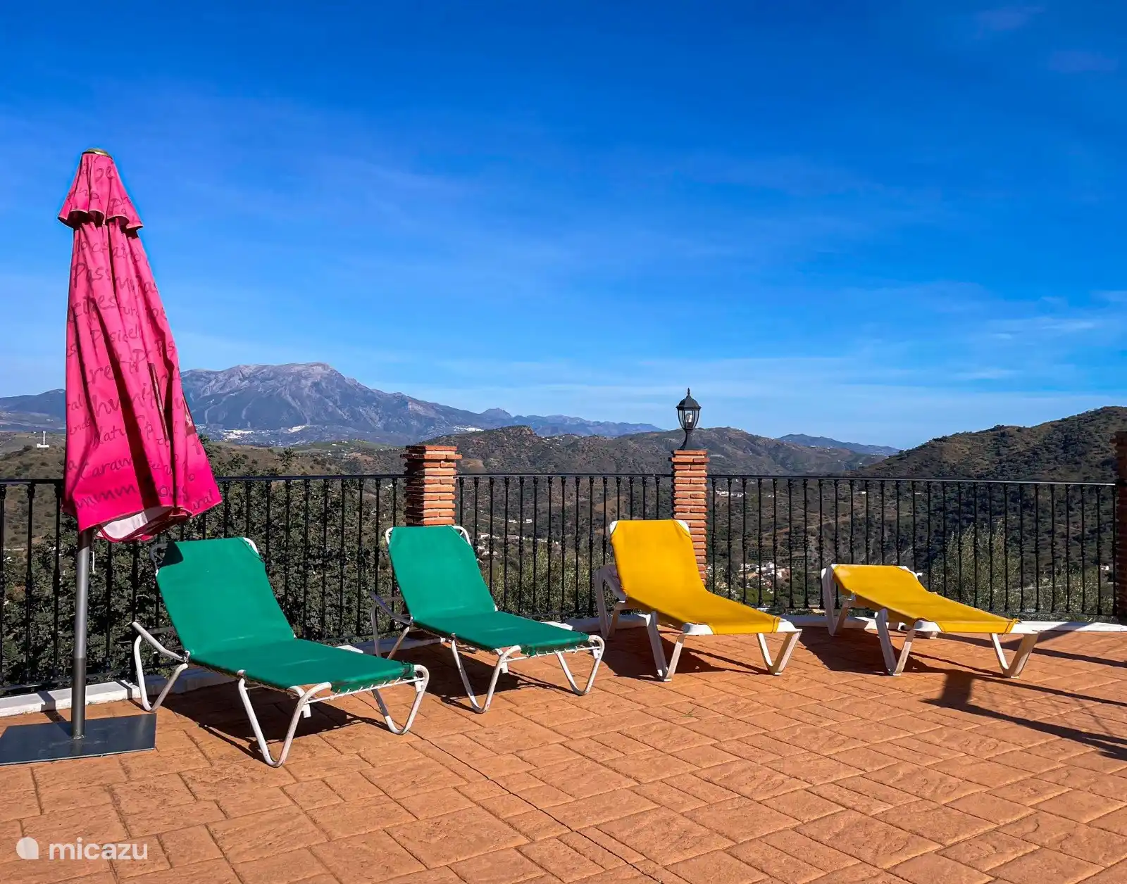 Hängematten mit Sonnenschirm.