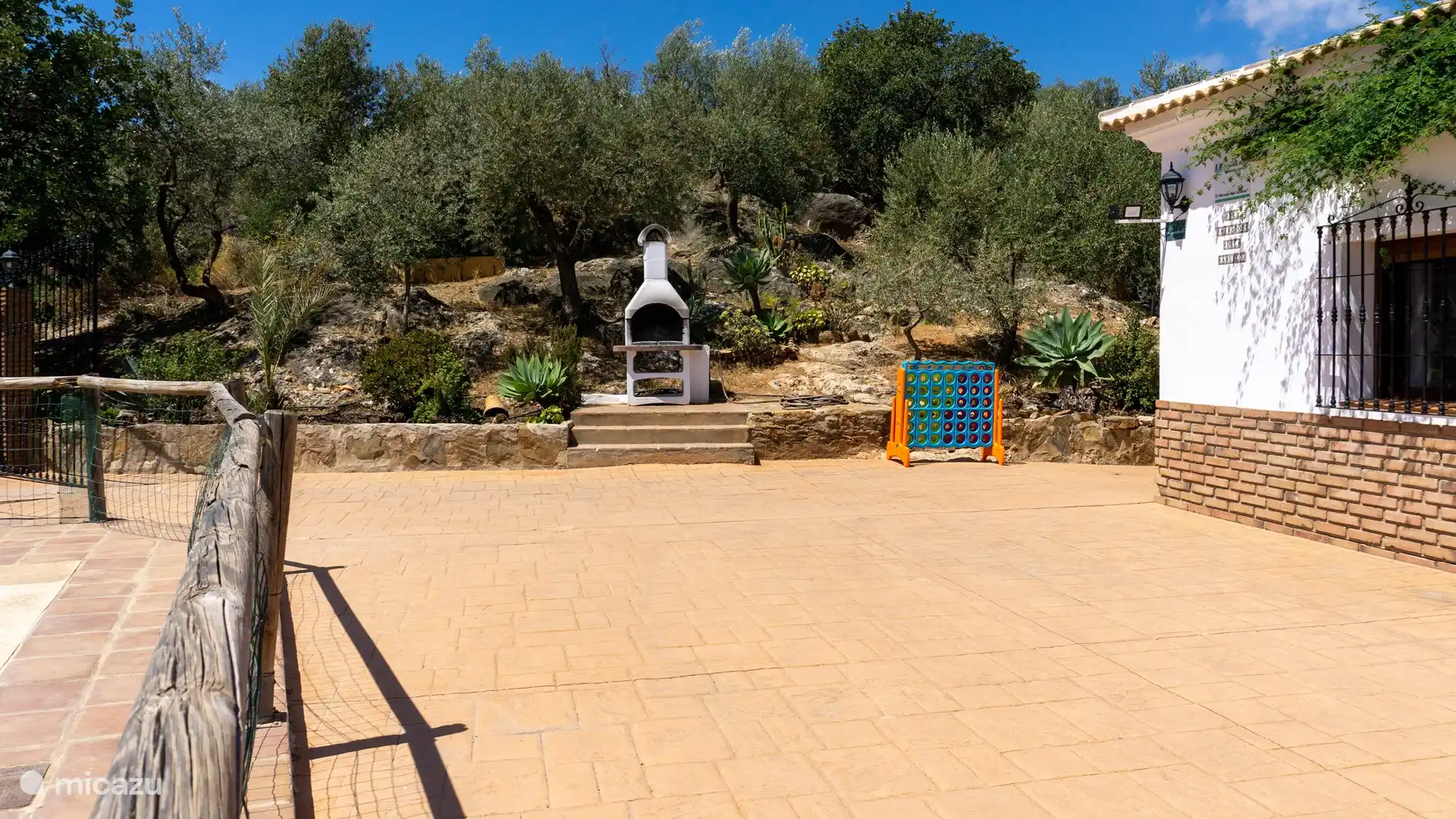 Große Terrasse für Mahlzeiten und Genuss im Freien.