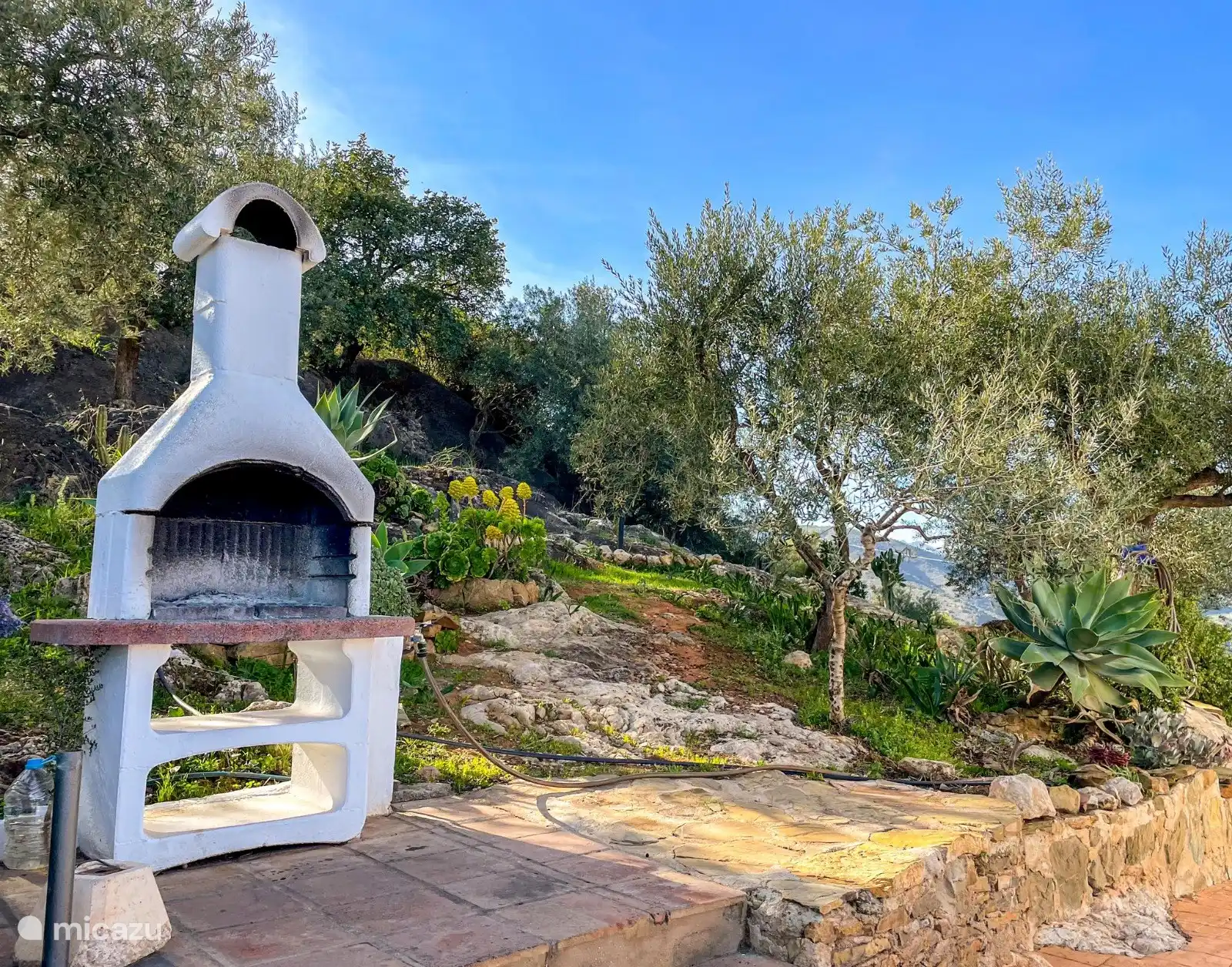 Grill neben dem Garten.