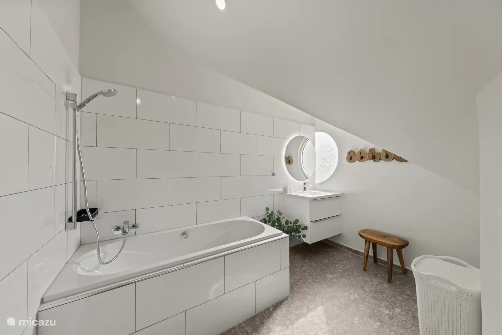 2. Badezimmer im Obergeschoss