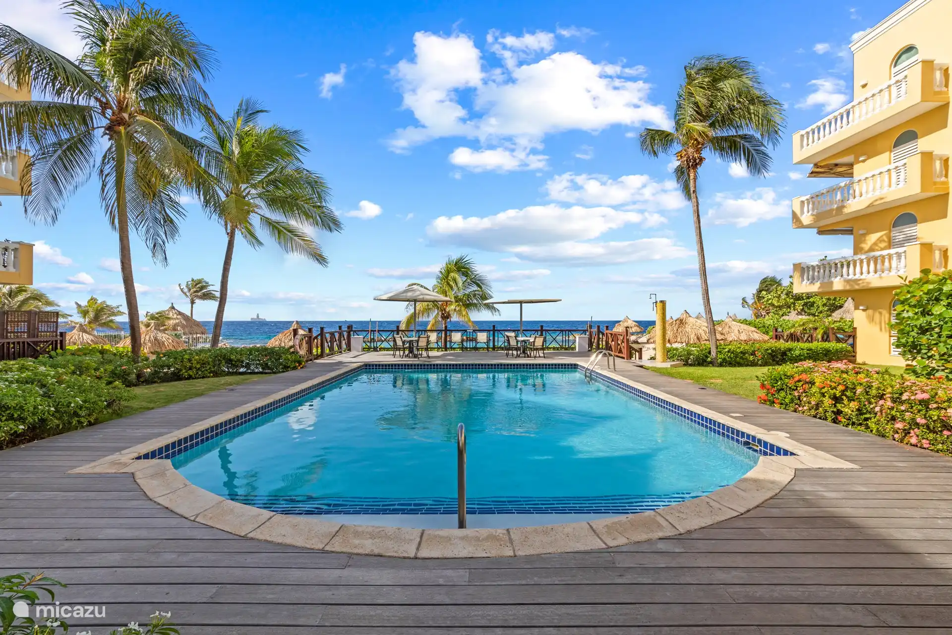 Großer Gemeinschaftspool am Meer