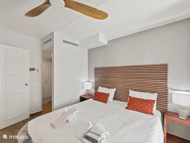 The Roof, appartement huren in Curaçao, Curacao-Midden, Willemstad - appartement Master slaapkamer met badkamer ensuite