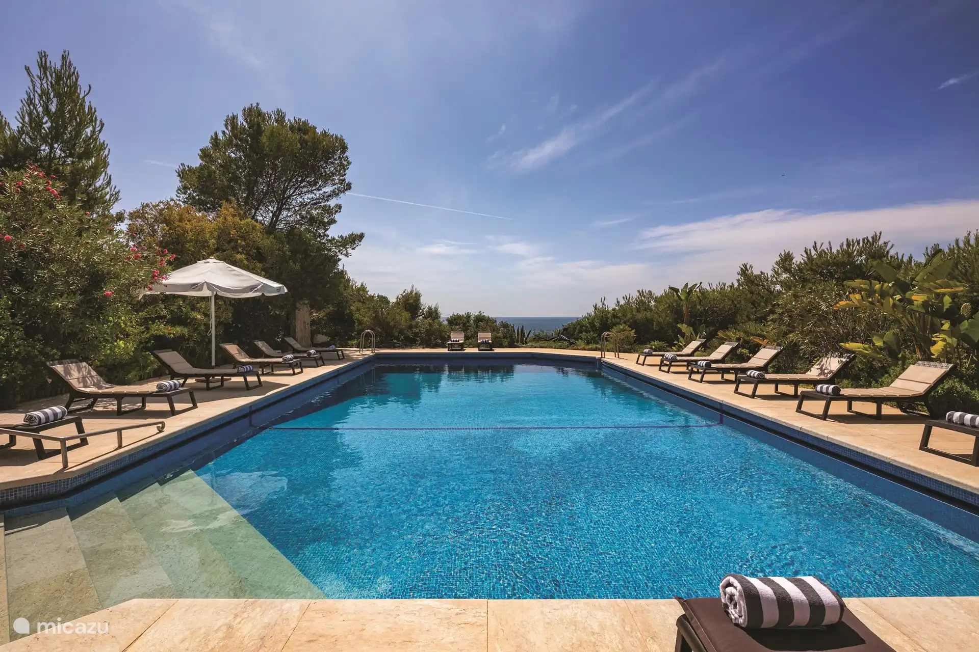 Schwimmbad mit Liegestühlen