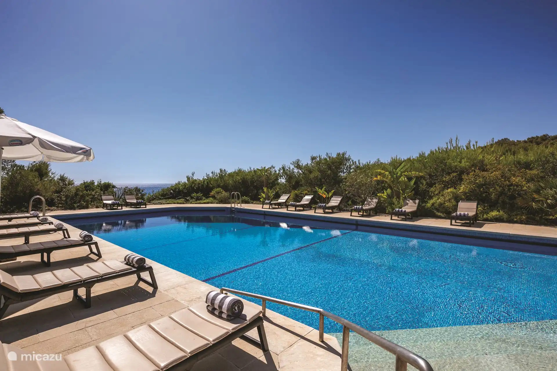 Schwimmbad mit Liegestühlen