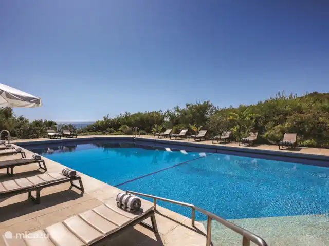 Villa Quinta da Marinha en Portugal, Algarve, Lagoa - villa Piscina con tumbonas