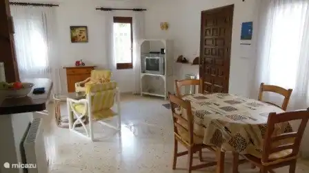 Table à manger dans le salon
