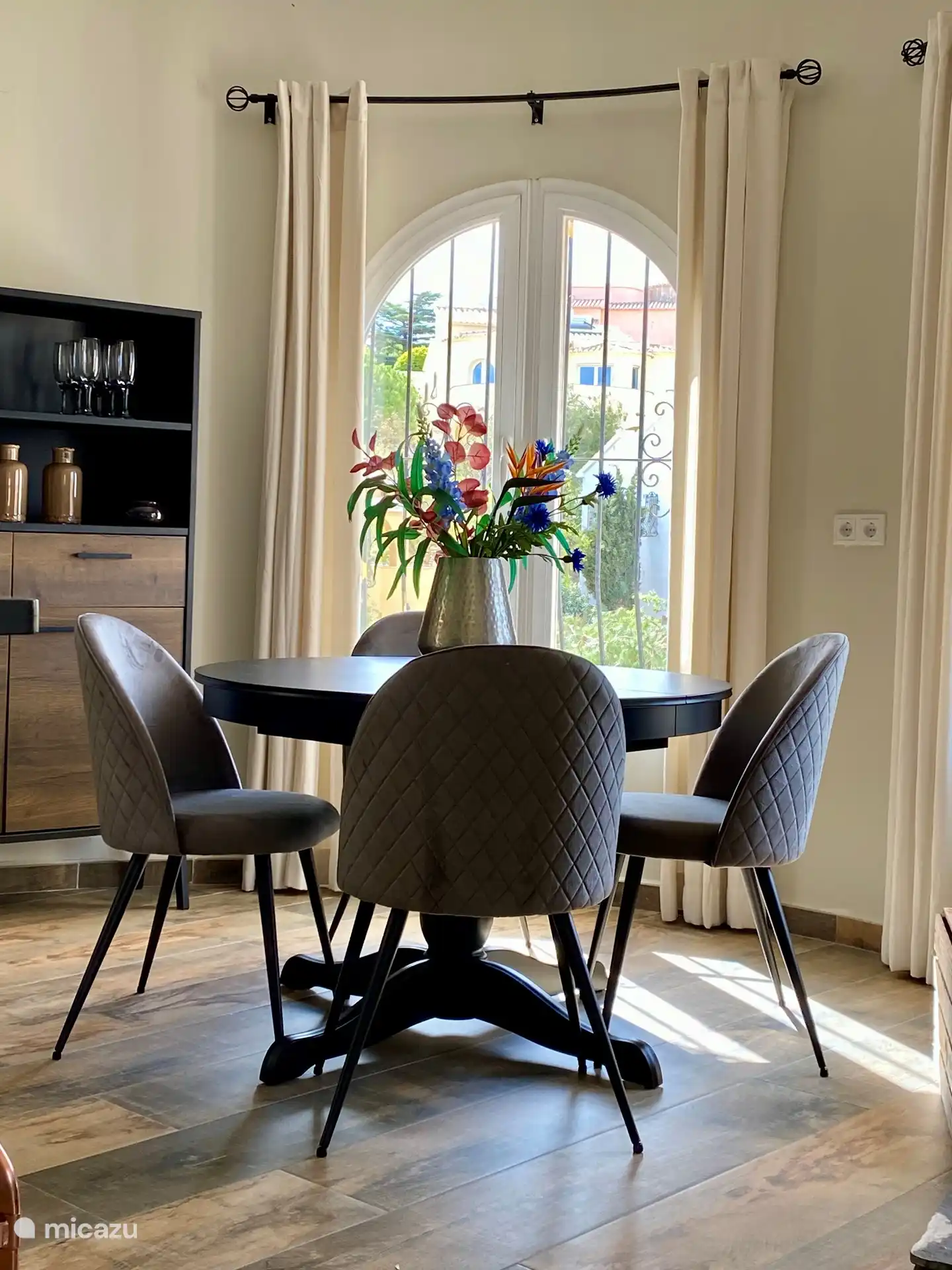 Extendable table for up to 6 people 