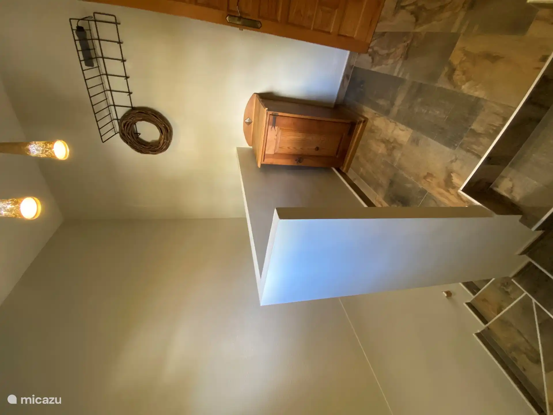 Internal stairs to the lower floor 