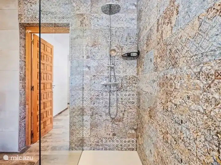 Walk-in shower 