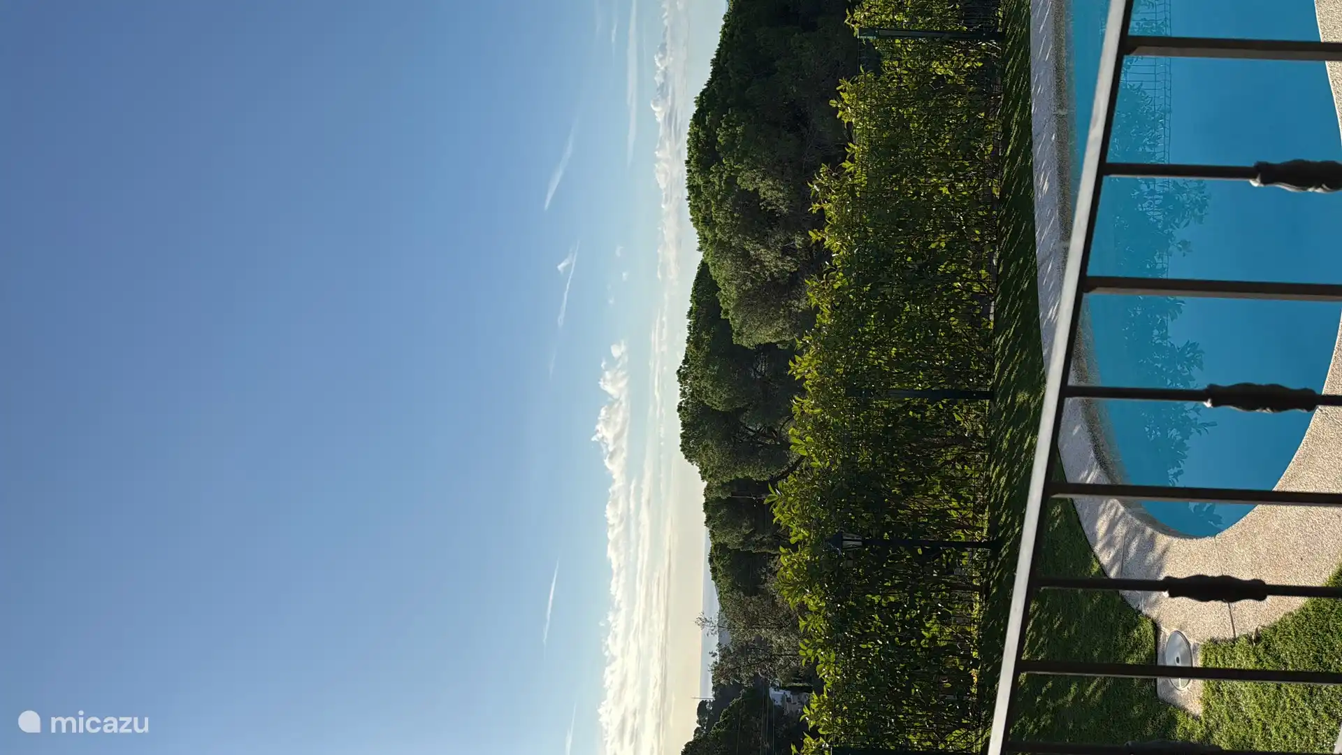 Blick von der Terrasse auf Pool und Meerblick