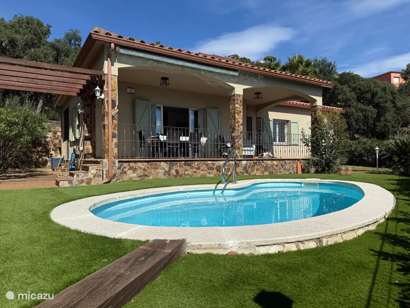 Überdachte Terrasse und Swimmingpool
