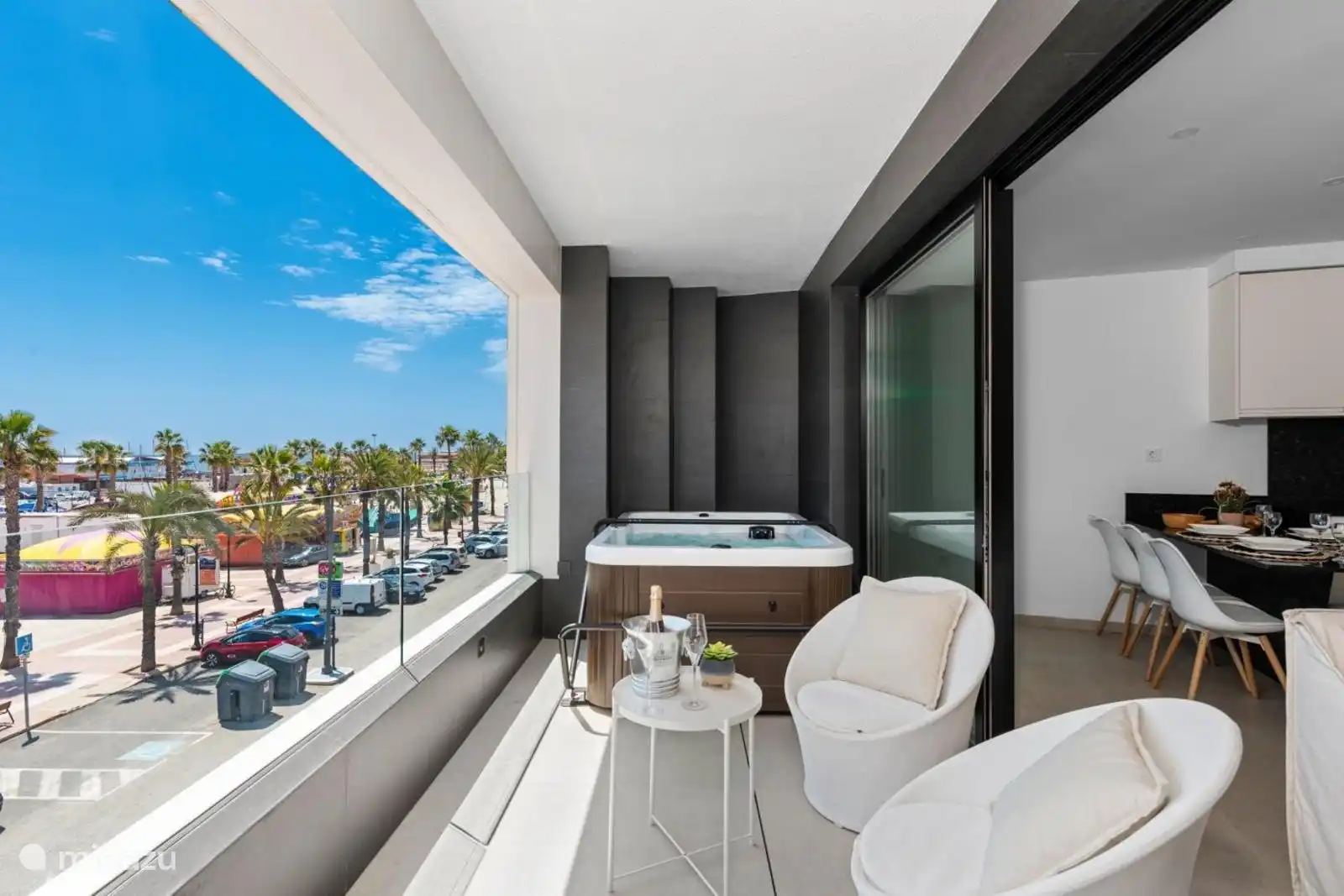 Der Balkon mit Whirlpool 