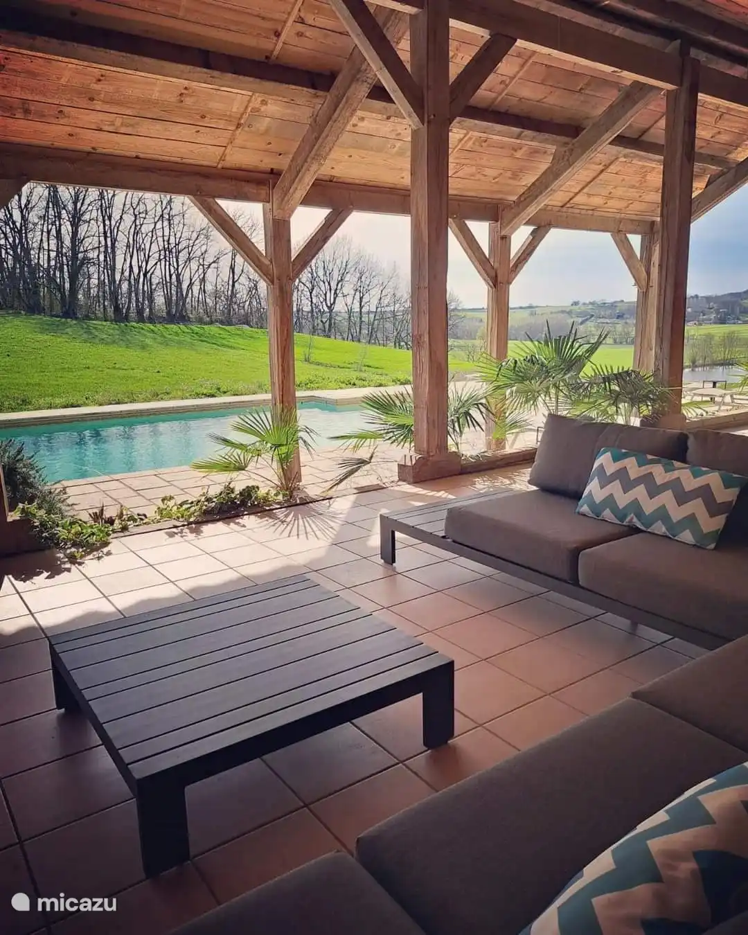 Terrasse au bord de la piscine