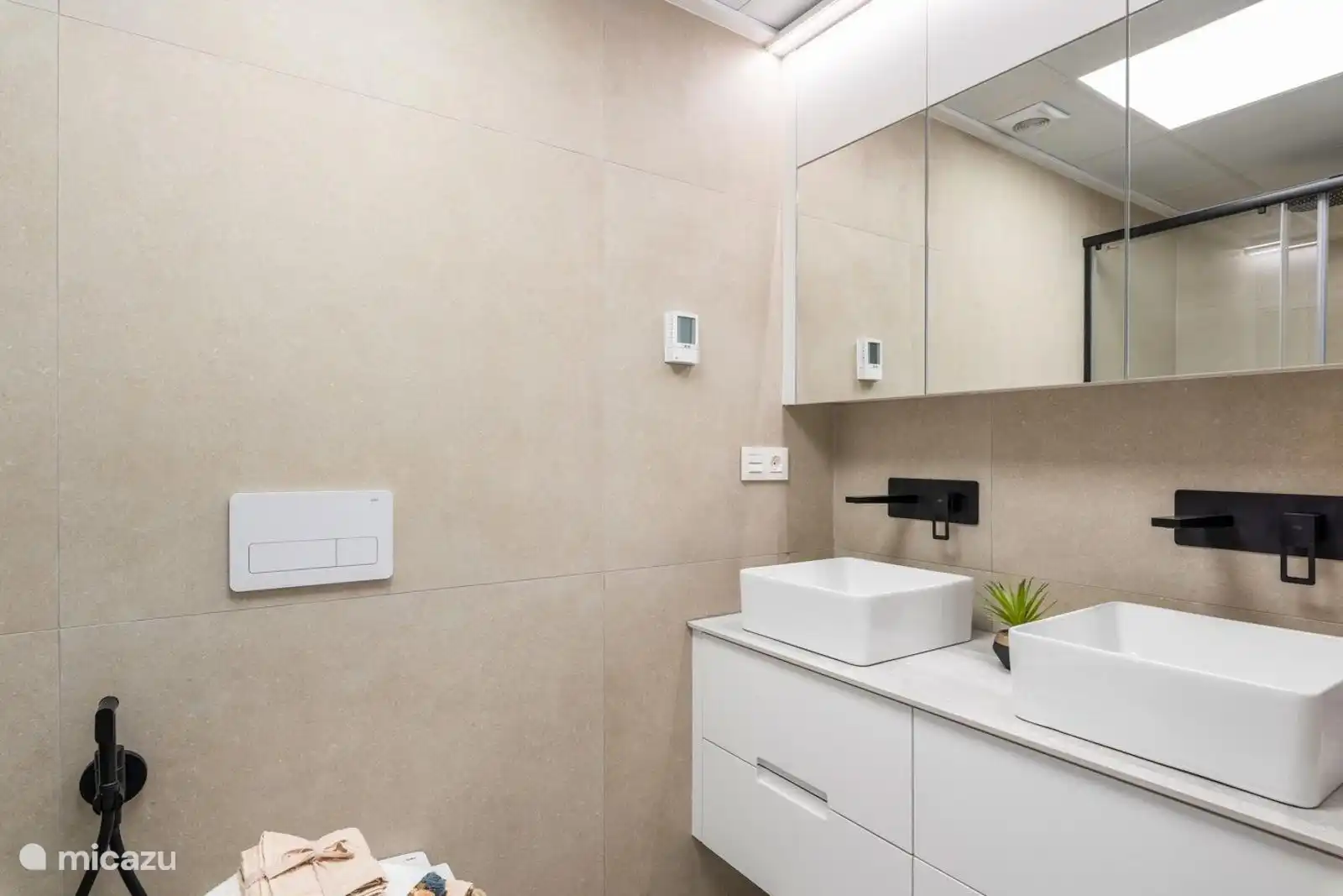 Badezimmer mit WC, Dusche und Waschbecken 