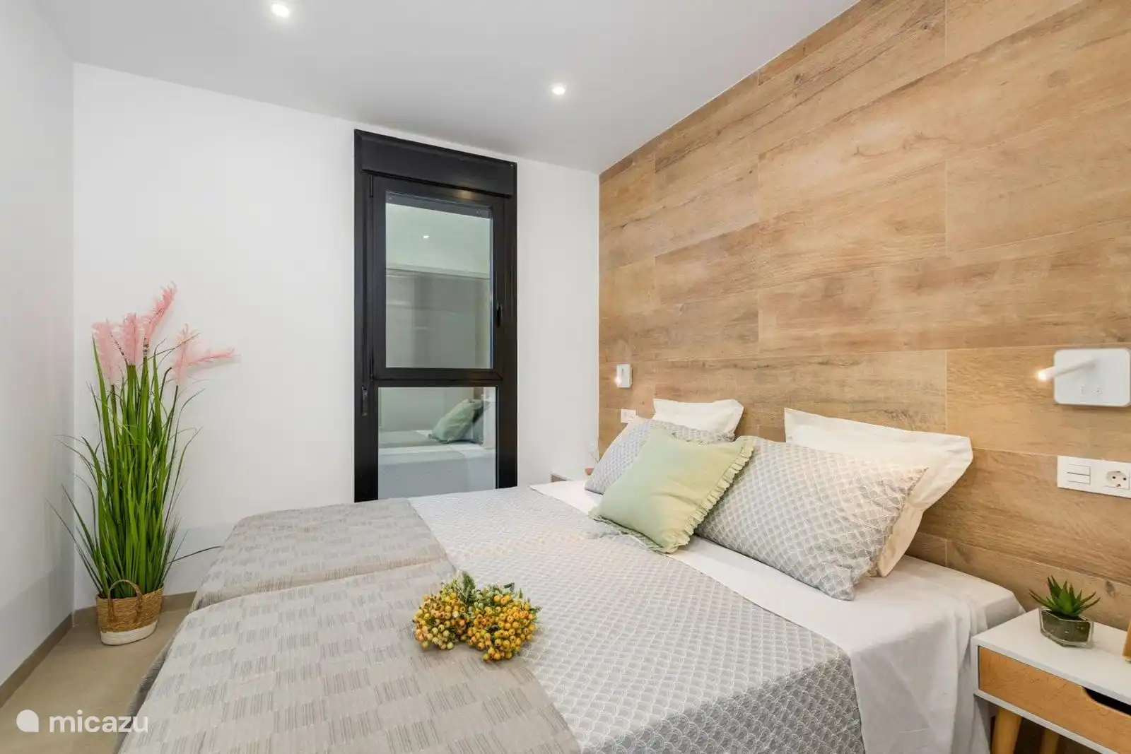 das Schlafzimmer mit Doppelbett 