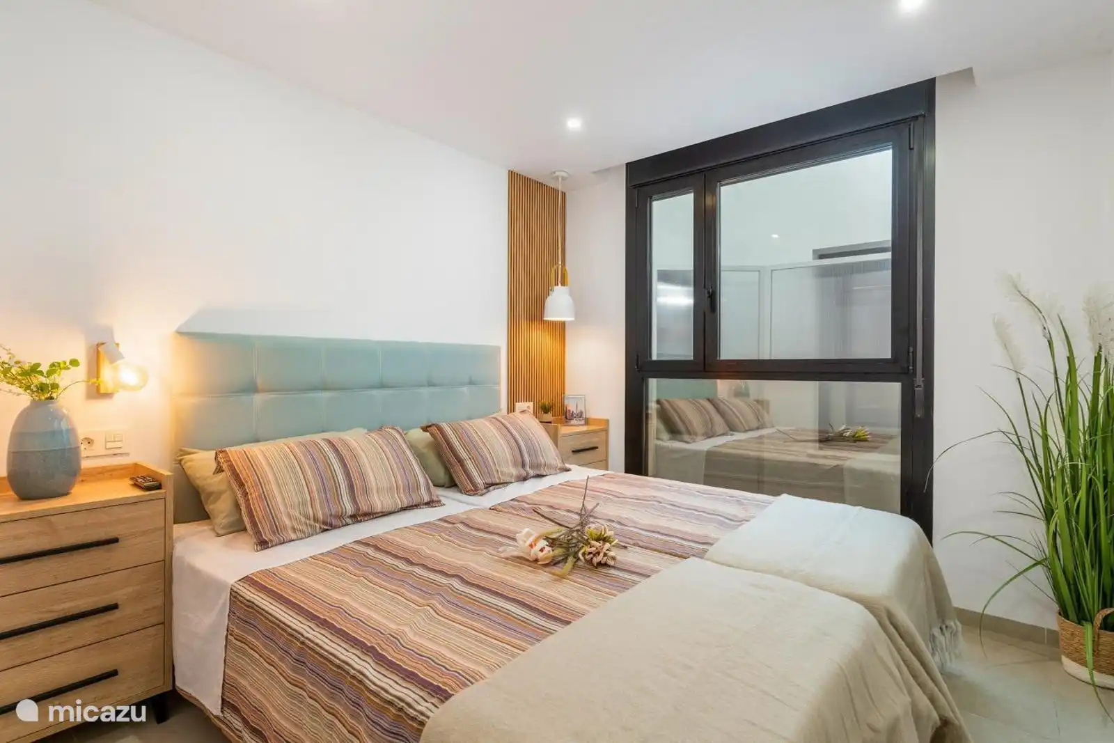 Schlafzimmer mit Doppelbett 