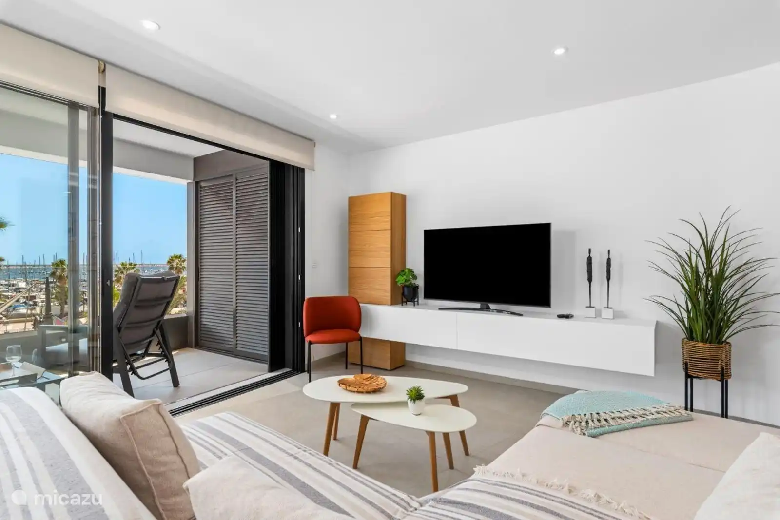 Blick vom Wohnzimmer auf den Balkon 