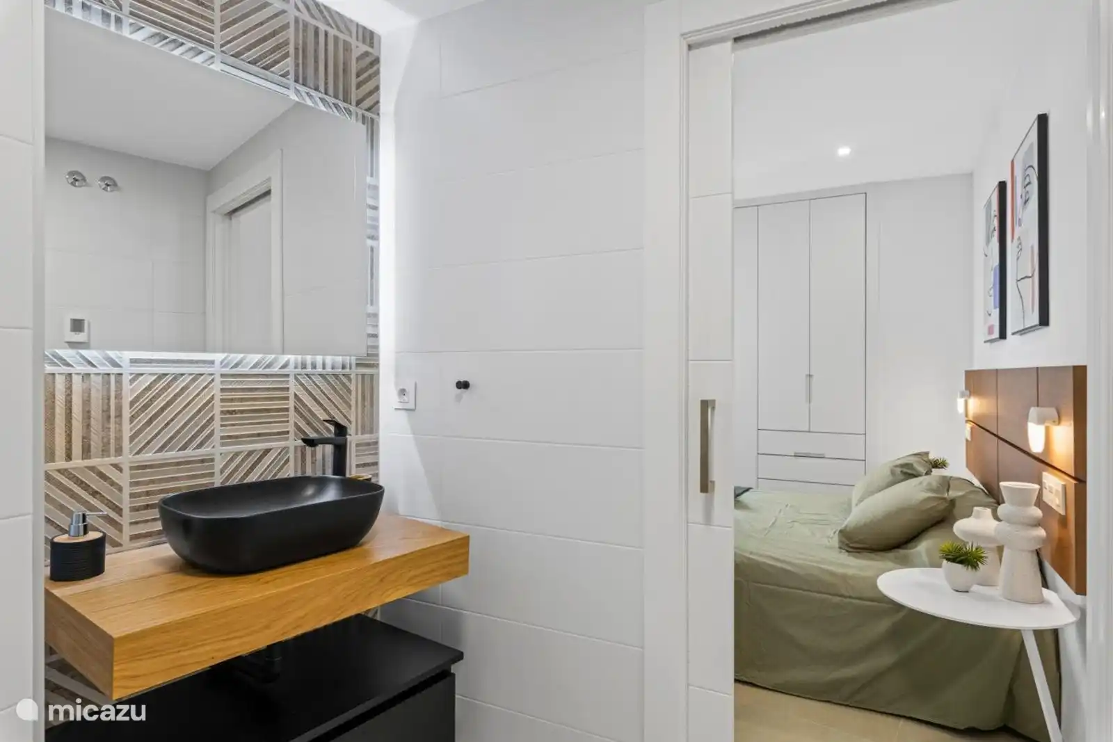 Blick vom Badezimmer ins Schlafzimmer