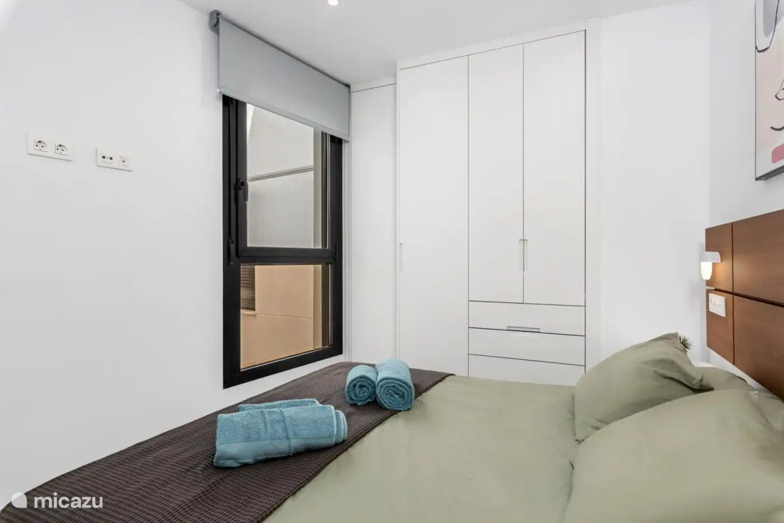 Schlafzimmer mit Kingsize-Bett 