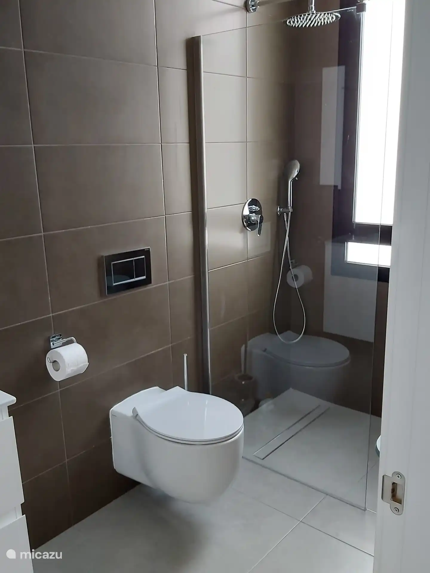 Toutes les salles de bains sont équipées d’une douche, d’un lavabo et de toilettes.