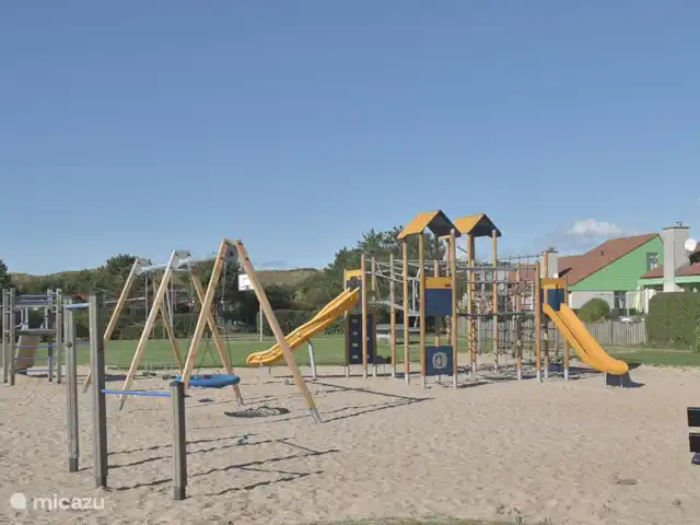 Strandparel 212 | Pays-Bas, Hollande du Nord, Julianadorp aan Zee - bungalow La grande aire de jeux dans le parc où les enfants peuvent s'amuser.