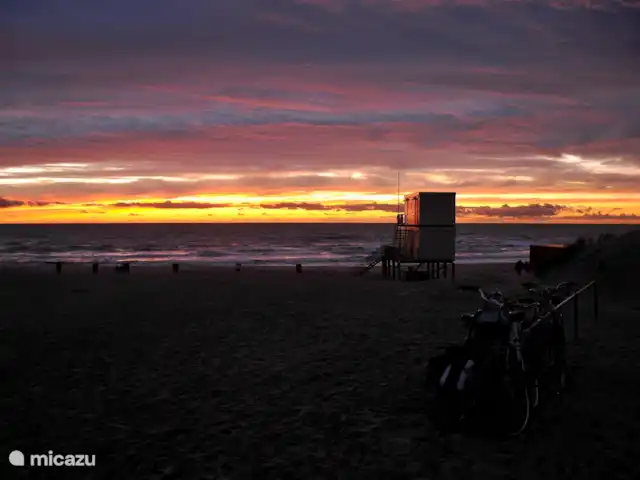 Strandparel 212 | Pays-Bas, Hollande du Nord, Julianadorp aan Zee - bungalow Magnifique coucher de soleil sur la plage de Julianadorp aan Zee.