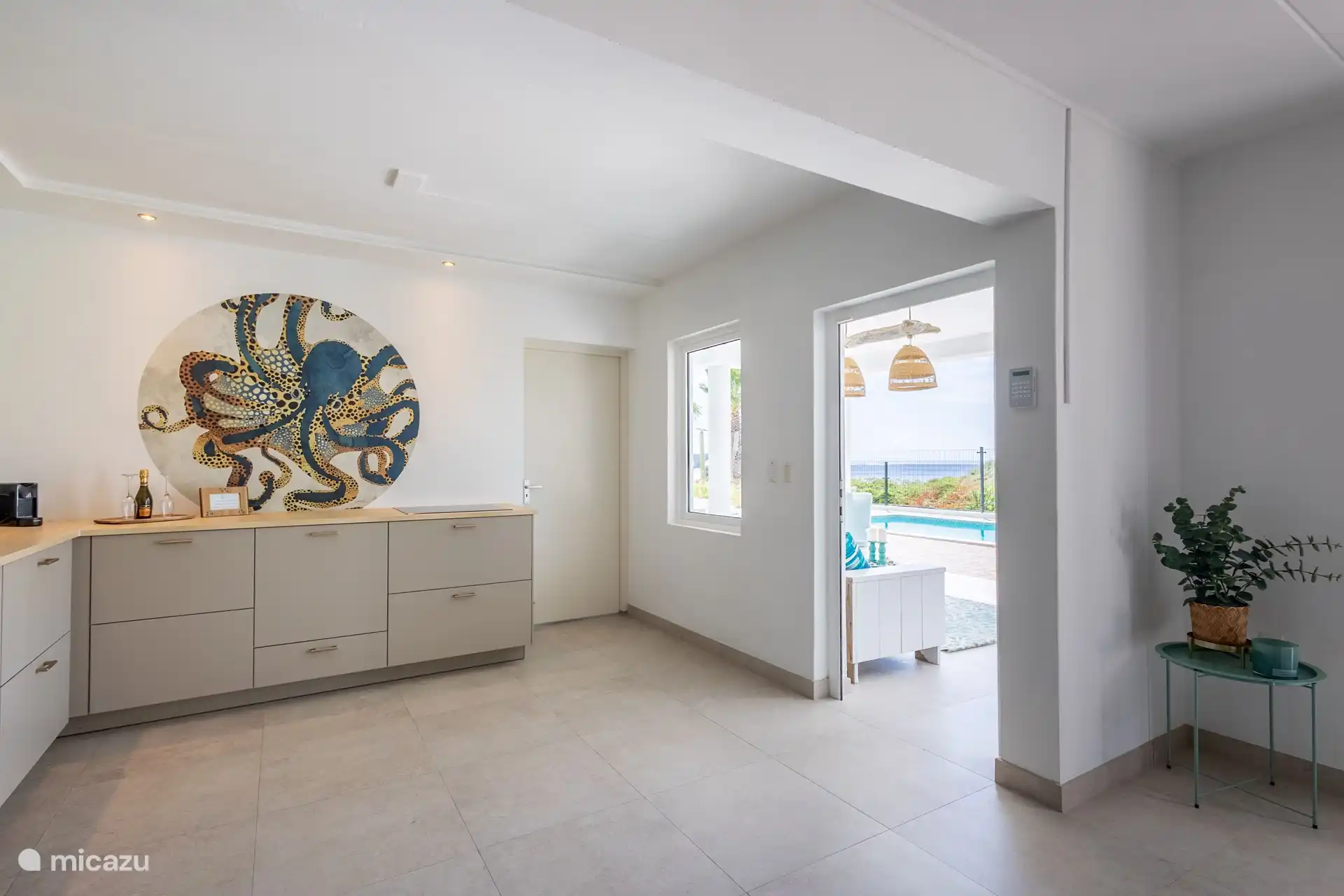 Cuisine au rez-de-chaussée avec vue sur le porche / piscine et la mer.