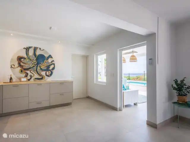 villa huren in Curaçao, Banda Ariba (oost), Vista Royal – Appartement Out of the Blue Keuken benedenverdieping met uitzicht op de porche/zwembad en zee.