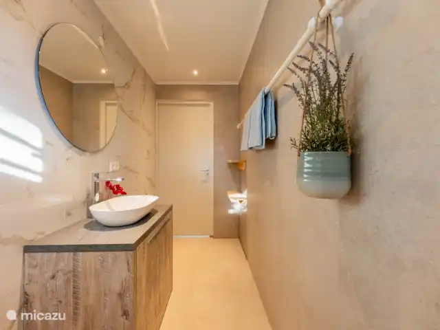 villa huren in Curaçao, Banda Ariba (oost), Vista Royal – Appartement Out of the Blue Benedenverdieping: Badkamer met toilet.