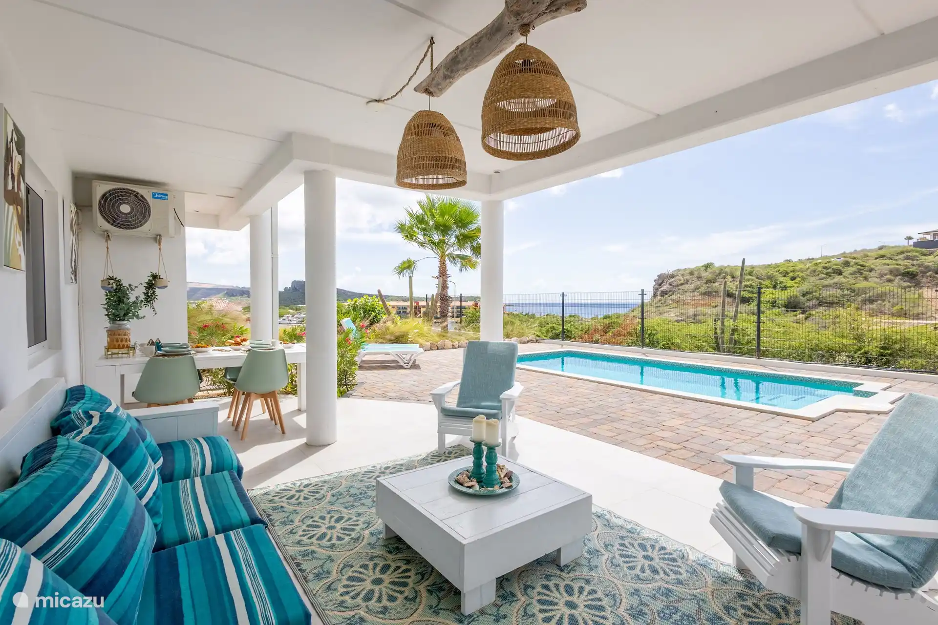 Véranda à l’étage inférieur avec vue sur la mer.