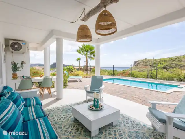 villa huren in Curaçao, Banda Ariba (oost), Vista Royal – Appartement Out of the Blue Veranda benedenverdieping met uitzicht op zee.