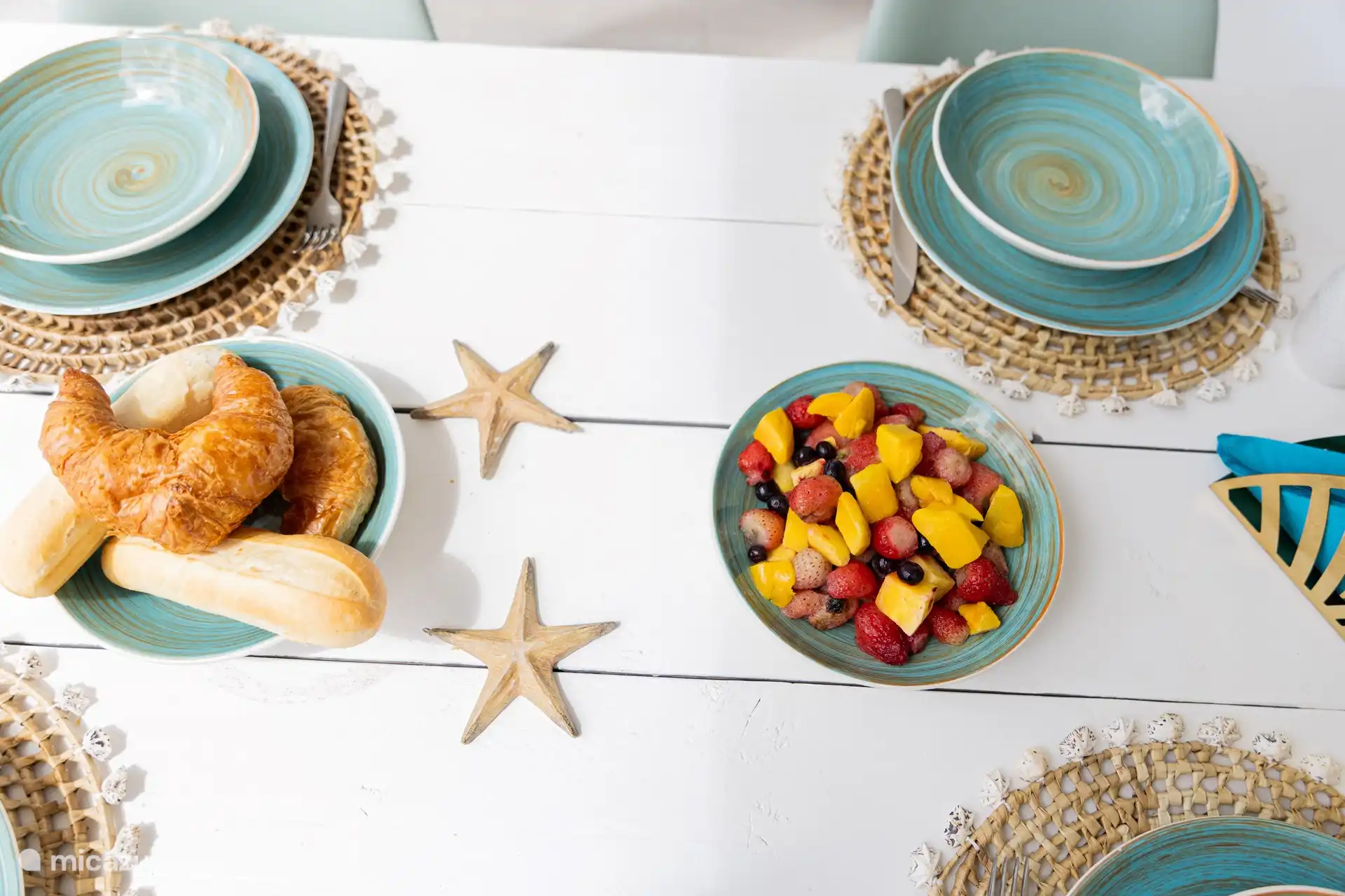 Prenez le petit-déjeuner au bord de la piscine avec vue sur la mer.
