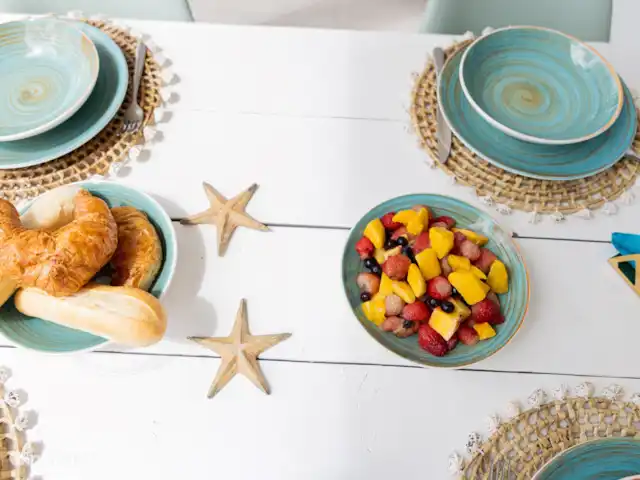 villa huren in Curaçao, Banda Ariba (oost), Vista Royal – Appartement Out of the Blue Ontbijten aan het zwembad met uitzicht op zee.