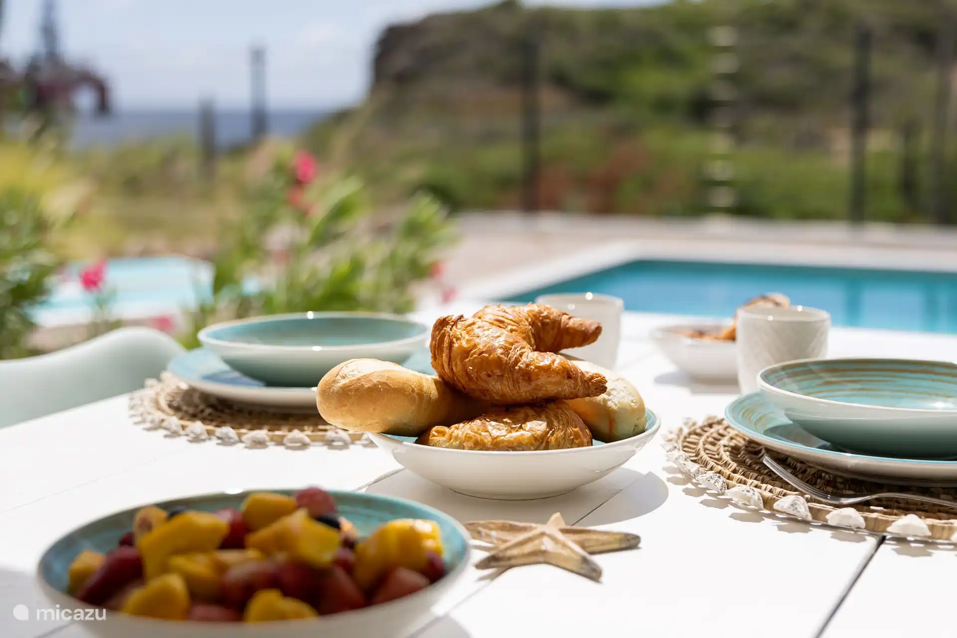 Prenez le petit-déjeuner au bord de la piscine avec vue sur la mer.