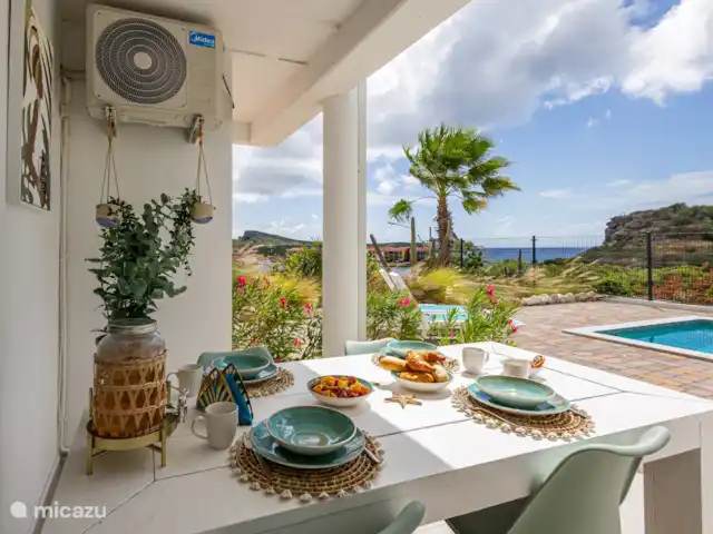 villa huren in Curaçao, Banda Ariba (oost), Vista Royal – Appartement Out of the Blue Ontbijten met een fantastisch uitzicht.