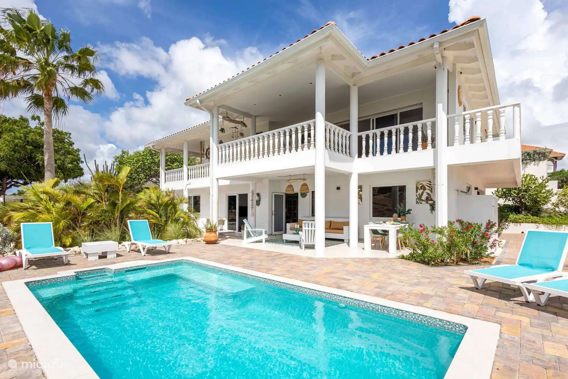 Rez-de-chaussée au bord de la piscine.
