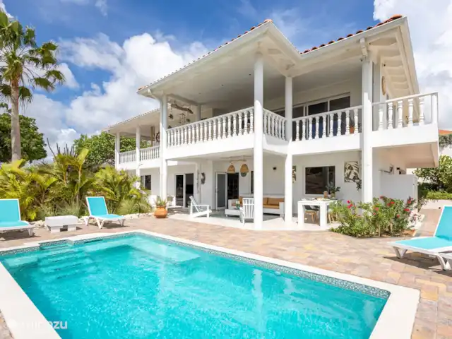 villa huren in Curaçao, Banda Ariba (oost), Vista Royal – Appartement Out of the Blue Benedenverdieping aan het zwembad.