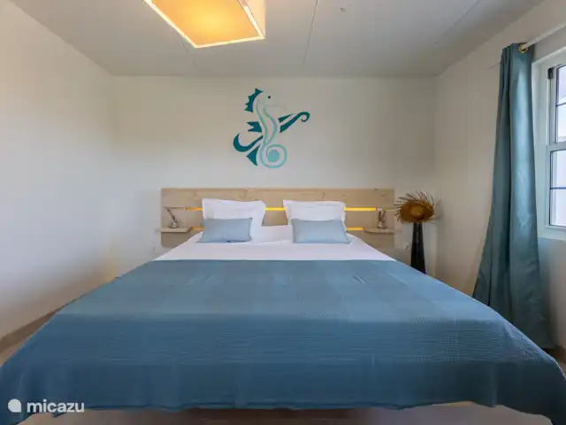 villa huren in Curaçao, Banda Ariba (oost), Vista Royal – Appartement Out of the Blue Benedenverdieping: Slaapkamer met uitzicht op het Spaanse Water.