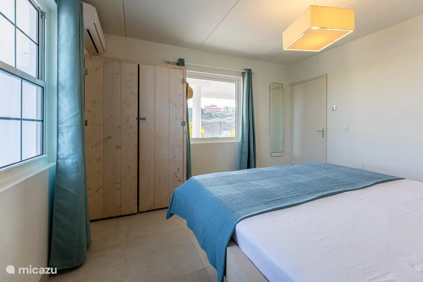 Rez-de-chaussée : Chambre avec vue sur la piscine et la Baie/Mer de Caracas.