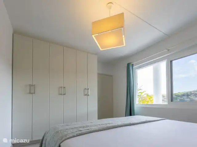 villa huren in Curaçao, Banda Ariba (oost), Vista Royal – Appartement Out of the Blue Benedenverdieping: Slaapkamer achterkant. Deze wordt alleen gebruikt voor een verblijf met 8 personen.