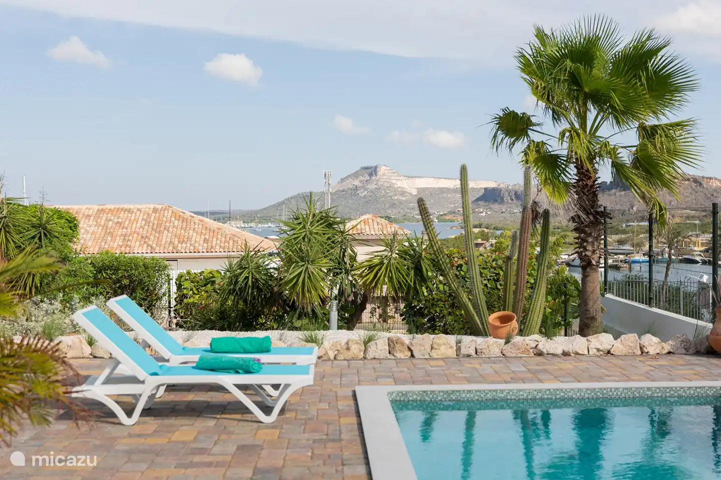 Rez-de-chaussée : Détendez-vous au bord de la piscine avec vue sur les eaux espagnoles.