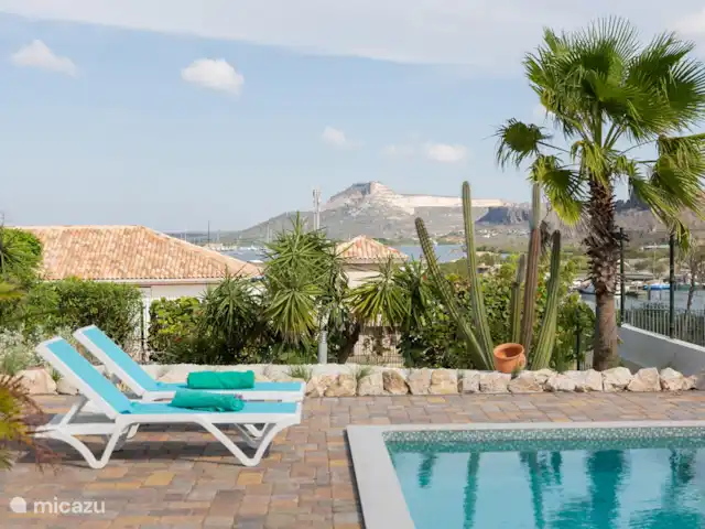 villa huren in Curaçao, Banda Ariba (oost), Vista Royal – Appartement Out of the Blue Benedenverdieping: Relaxen bij het zwembad met uitzicht op het Spaanse Water.