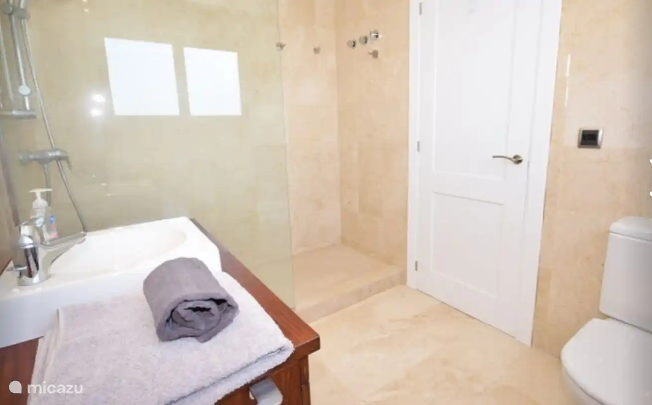 Privates Badezimmer des Hauptschlafzimmers