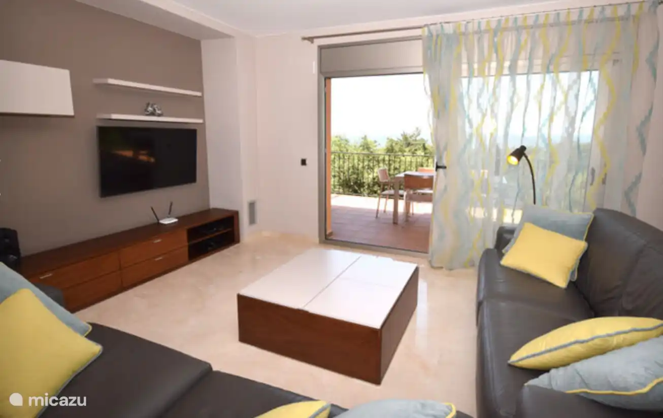 Wohnzimmer mit Schiebetüren zur vorderen Terrasse