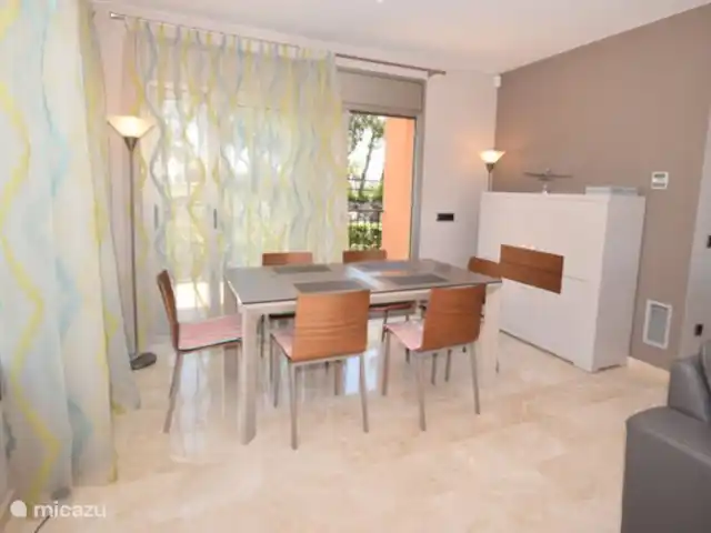 Appartement climatisé à Platja D ́aro | Espagne, Costa Brava, Platja d'Aro - appartement Table à manger avec portes coulissantes donnant sur la deuxième terrasse donnant sur le jardin et la piscine