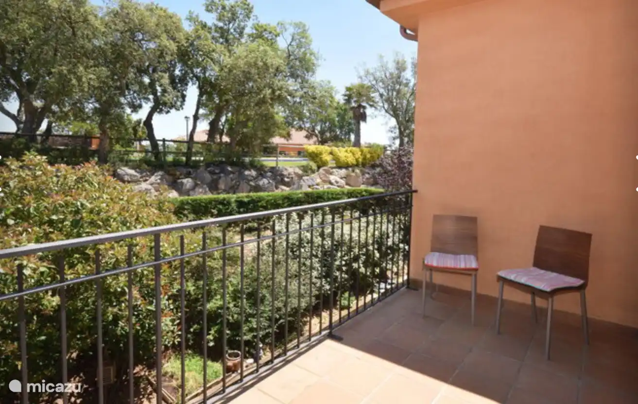 Zweite Terrasse auf der Rückseite neben dem Esszimmer